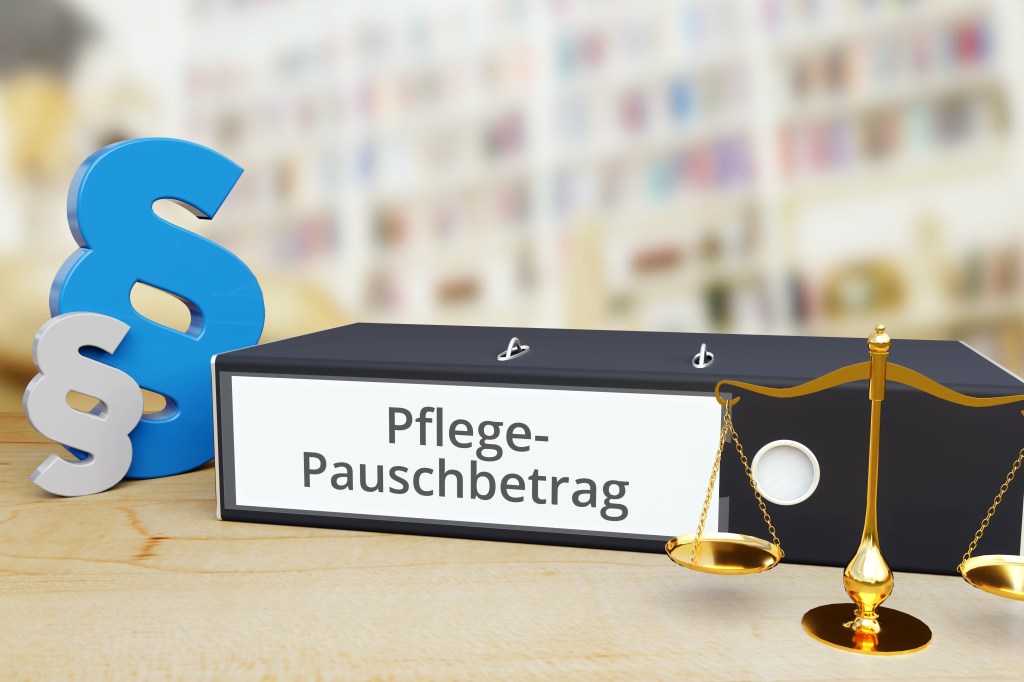 Pflege-Pauschbetrag – Recht/Gesetz. Ordner auf Schreibtisch mit Beschriftung neben Paragraf und Waage