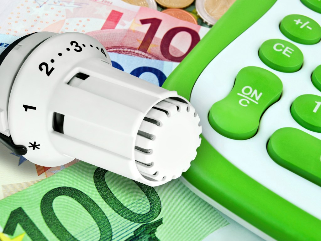 Euro Geldscheine mit grünem Rechner Kosten für Energie und Gas