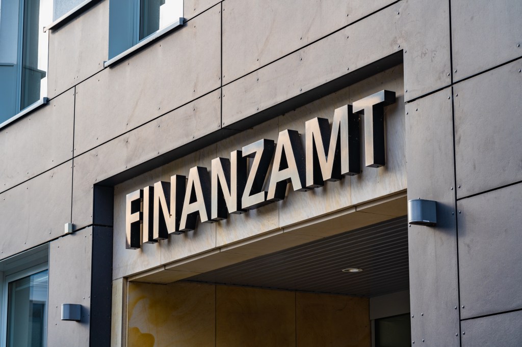 Gebäude mit Schriftzug "Finanzamt"